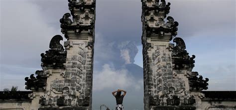 Bali On High Alert As Mt Agung Volcano Continues To Plume Ash, Tourists ...