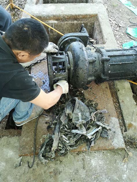 连续施工五小时，供水维修人员为用户及时更换大型闸阀和水表_中国水星网