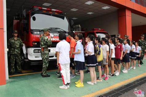 武汉美女消防员街头亮相引围观 重整汉正街_武汉_新闻中心_长江网_cjn.cn