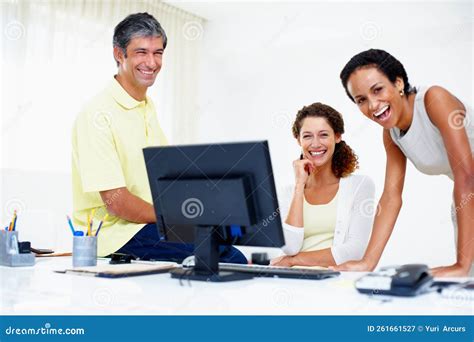 Business People Looking at You Happy 的图像结果