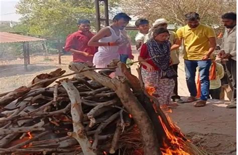 सड़क हादसे में पिता को खोया, बेटी ने दी मुखाग्नि, मंजर देख लोगों की ...