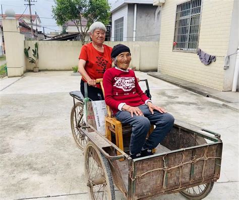 常德79岁老奶奶义务照顾97岁邻居20多年_凤凰网