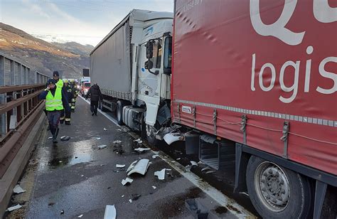 Zwei Lkw auf A22 krachen aufeinander - UnserTirol24
