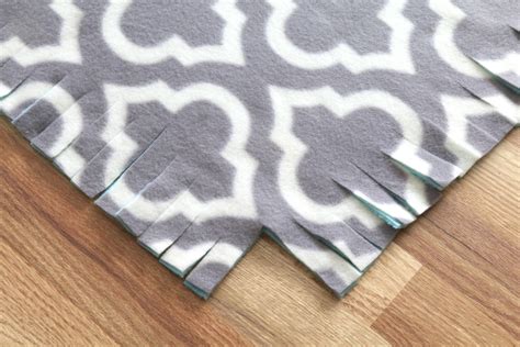 TIED FLEECE BLANKET: A TUTORIAL - A Fresh-Squeezed Life | Diy tie ...