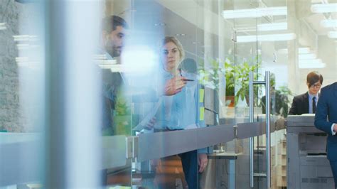 Corporate People Walking 的图像结果