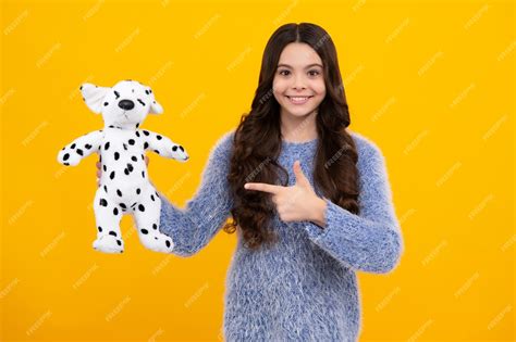 Zabawki z dzieciństwa i dzieci Cute teen girl cuddling puszysta zabawka ...