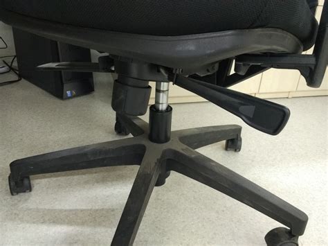 这种电脑椅怎么调节靠背角度？怎样往前调到竖直？_百度知道
