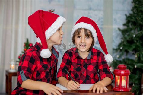 两个可爱的孩子男孩兄弟给家里的圣诞高清图片下载-正版图片505655999-摄图网