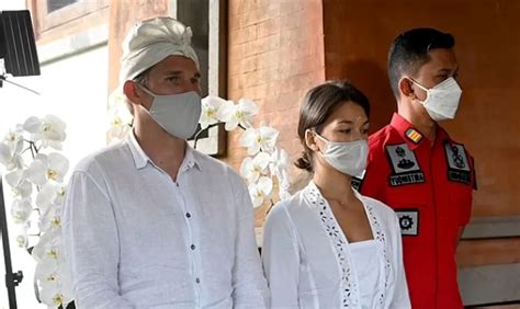 ବାଲିରୁ ବିଦା ହେବେ ବିବସ୍ତ୍ର ହୋଇ ୭୦୦ ବର୍ଷର ପ୍ରାଚୀନ ବରଗଛରେ ଯୋଗମୁଦ୍ରାର ଫଟୋ ...