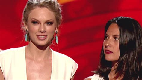 Taylor Swift schon wieder bei Dankesrede gestört | Promiflash.de