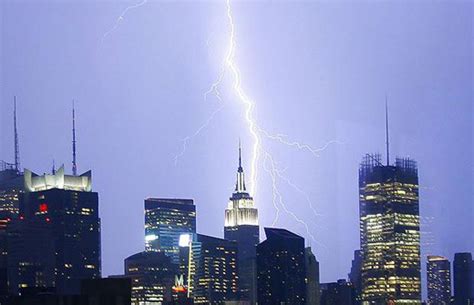 图文：纽约帝国大厦被闪电击中_新闻中心_新浪网