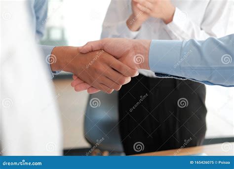 Businessman Shaking Hands 的图像结果