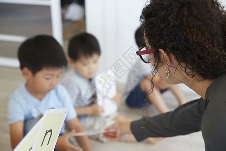 外语老师对孩子们的英语会话教学场景高清图片下载-正版图片502028346-摄图网
