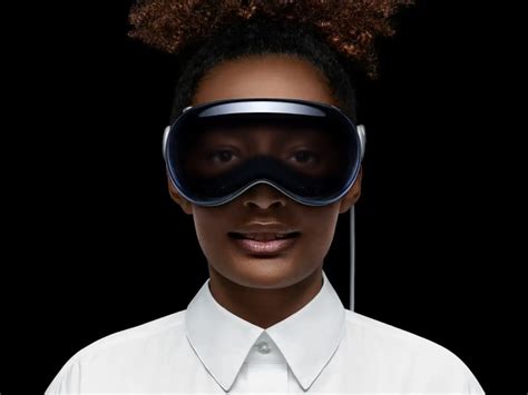 apple vision pro injury risks: Apple says using Vision Pro with some ...