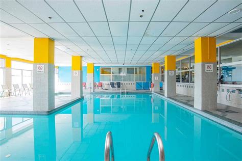 Sandman Hotel Montreal-Longueuil Pool Pictures & Reviews - Tripadvisor