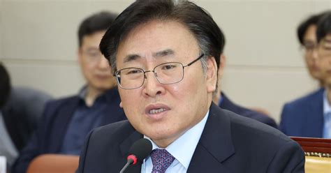 Minister Yoo Sang-im warns SK Telecom of punishment for late hacking ...