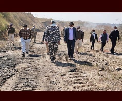 Ranchi: करकट्टा स्थित कोयला खदान में लगी आग के बाद, मुआयना करने खलारी ...