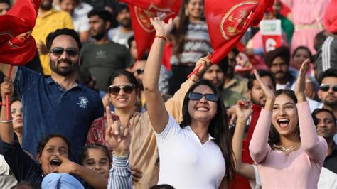 IPL: दर्शकों को वॉर्निंग... मैदान पर लहराए ऐसे पोस्टर तो होगा सख्त ...