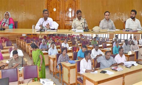 போக்குவரத்துக்கு இடையூறாக - தடை செய்யப்பட்ட பகுதிகளில் வாகனங்களை ...