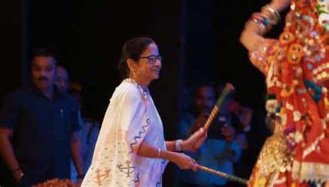 West Bengal CM Mamata Banerjee celebrates Doljatra; dances Bhangra and ...