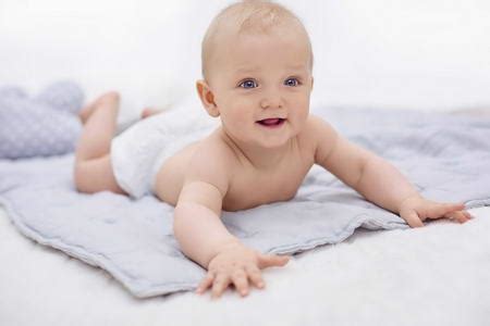 宝宝9个月_宝宝9个月发育指标_能力解析_宝宝九个月如何护理 - 宝宝身体发育 - 第一宝宝育儿网