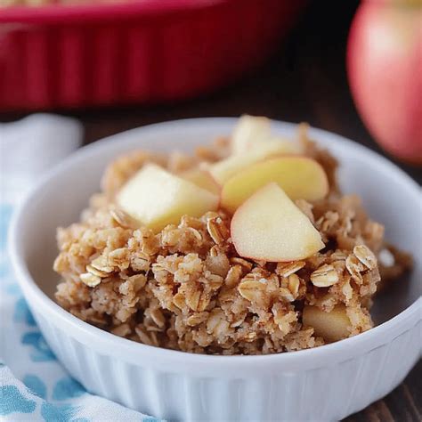 Amish-Style Oatmeal Apple Breakfast Bake with Cinnamon Delight