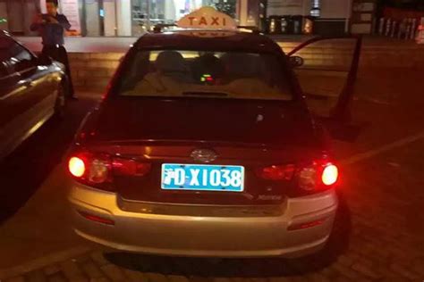 出租统一亮红色“电调”灯查非法客运，上海昨查获9辆克隆车 - 每日头条