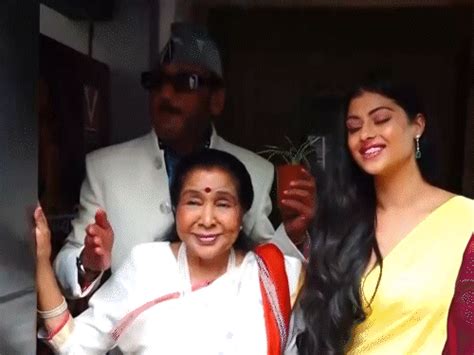 Sonu Nigam washed Asha Bhonsale's feet