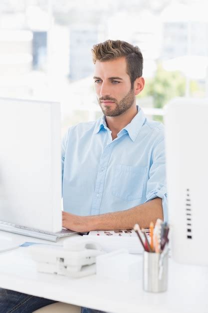 Man Using Computer in Office 的图像结果
