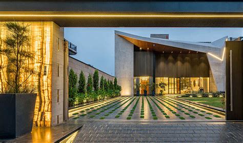 A Palatial House for its Royal Residents in an Unlikely Neighborhood ...