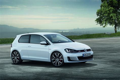 2014 VW Golf GTI Revealed in Production Guise, Available in 220PS and 230PS Trims