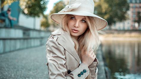Download wallpaper look, girl, hat, blonde, cloak, Lods Franck, section ...