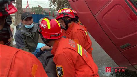 两辆大货车相撞导致两名男子被困车内 淄博消防紧急营救_ 淄博新闻_鲁中网
