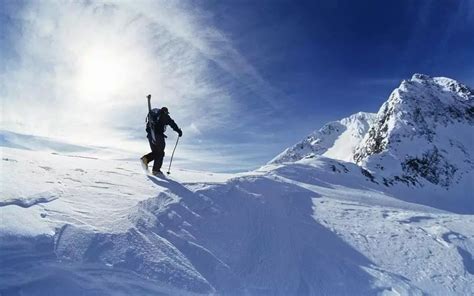 爬雪山图片_爬雪山图片下载_正版高清图片库-Veer图库