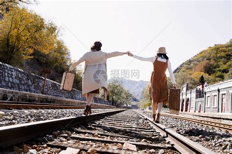 复古青年闺蜜手牵手走在铁轨上高清图片下载-正版图片501915210-摄图网