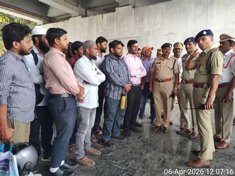 Hyderabad traffic police book 62 for using mobile phones while driving ...