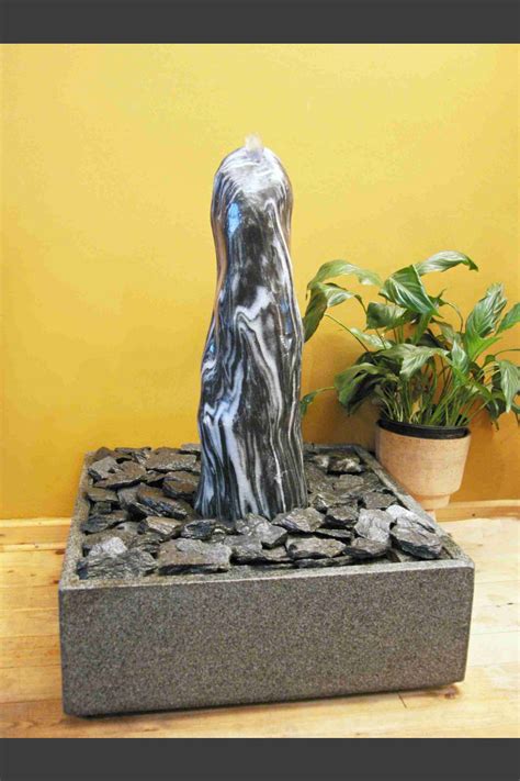 Fontaine d’intérieur set Monolith marbre noir-blanc poncè en bassin de ...
