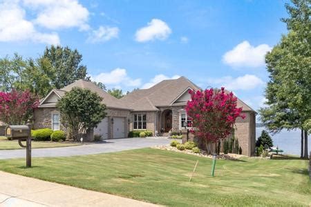 https://cdn.lakehomes.com/images/listings/greenwoodmls/19/130130-1-slide_20240201170757.jpg?utm_source=chatgpt.com