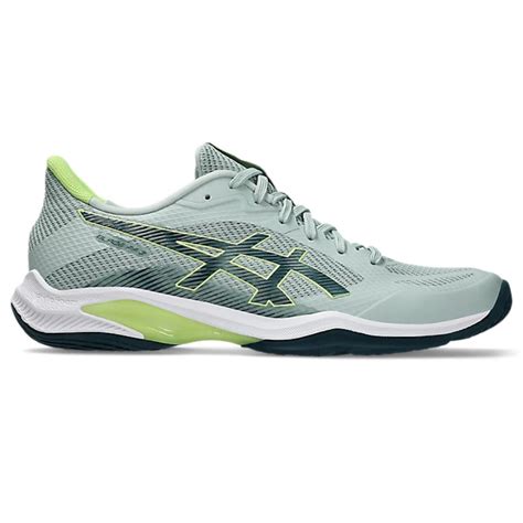 Comfortable and sturdy badminton footwear for men and women ...