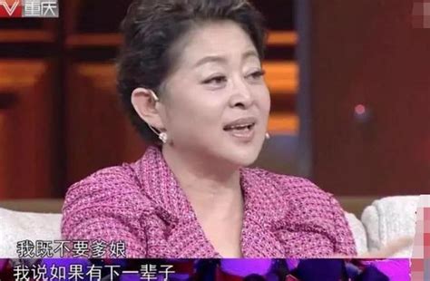 59歲倪萍奶奶腿疾復發，只能坐著錄製節目，腿疼加劇需攙扶 - 每日頭條