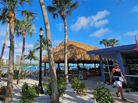 8 Sarasota restaurant openings, 2 dining icons closing, 1 pizza champ