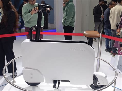 Honda unveils suitcase size foldable e-scooter Motocompacto, 2W ...