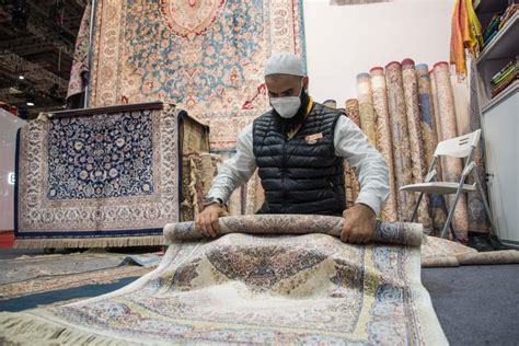 “中国是我最重要的市场”——印度手工地毯商伊姆兰的进博故事-新华网
