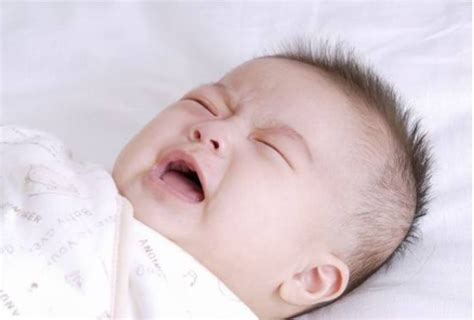一岁宝宝晚上睡觉易醒易哭闹 什么原因，该怎么办