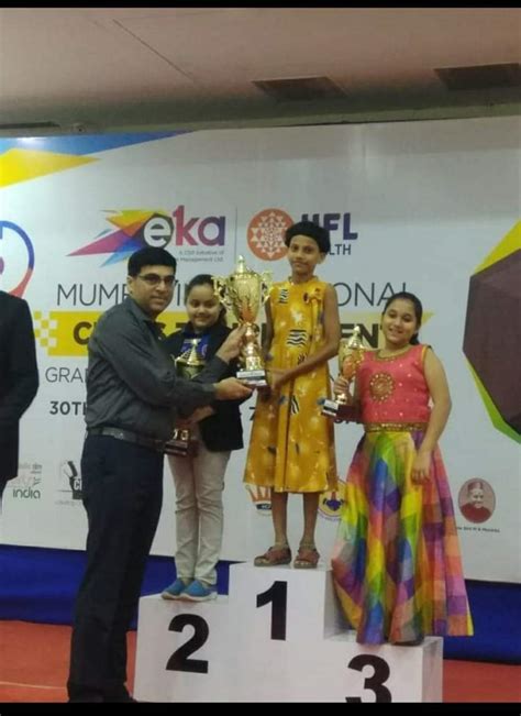 Shreya Hipparagi receives Rs.50,000 under the ‘Sandhya and Nandkumar ...