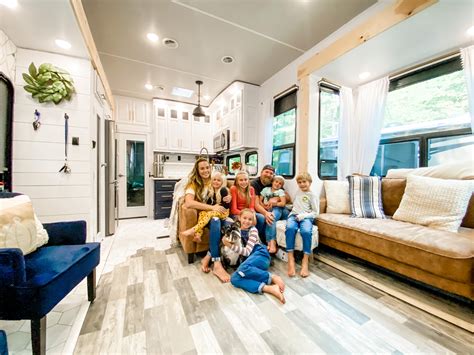 'We Live In an RV Tiny House With Our 5 Kids' - Newsweek