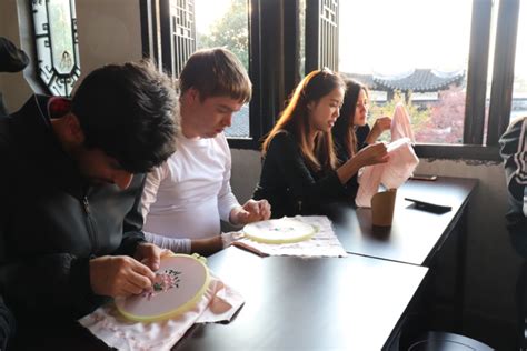 苏州国际教育园外国留学生中国传统工艺体验营在苏州工艺美院举行