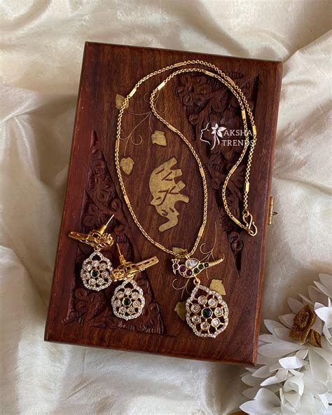 Parrot pendant chain – Aksha Trends