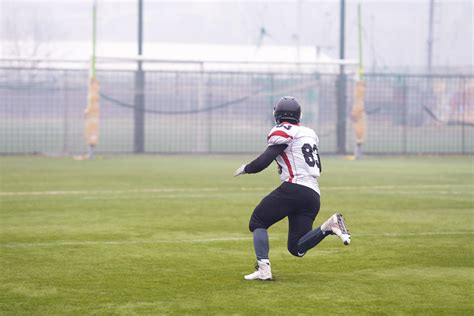 Football Player Running 的图像结果