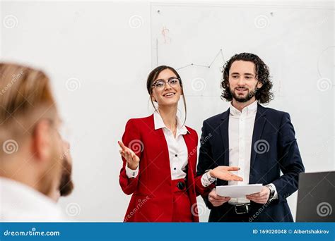 Freidnly Business People 的图像结果